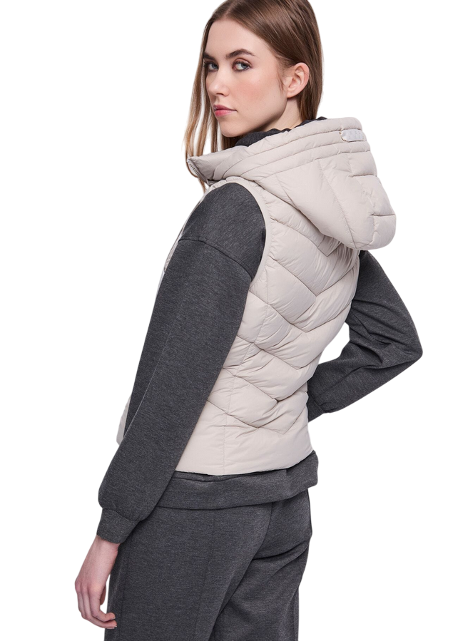 Gaudì Gilet Donna Nylon Trapuntato Cappuccio 521BD35003-2101 Grigio – Comfort &amp; Stile
